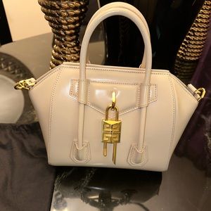 Givenchy Antigona Lock bag in Box leather Color
Natural Beige